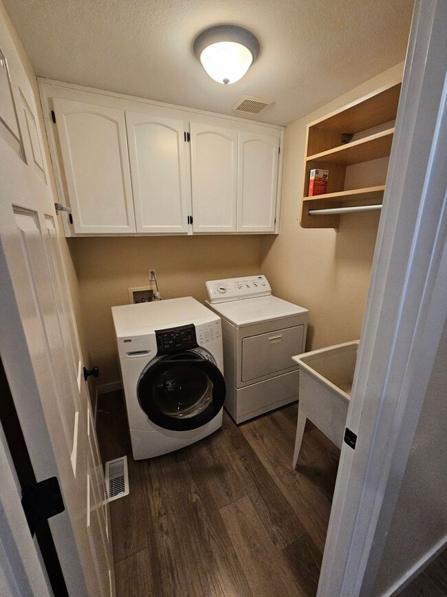 Building Photo - Beautiful 3 bed 3 bath family home in a ni...