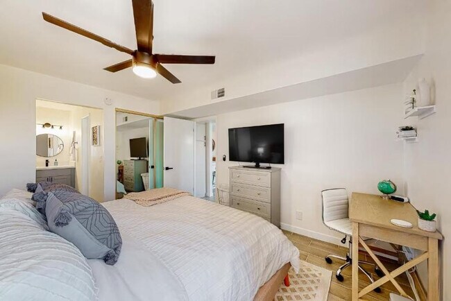 Building Photo - 8055 E Thomas Rd