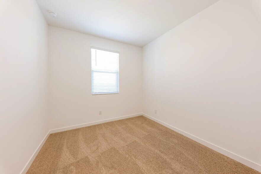 Building Photo - 16378 W Weeping Willow Rd