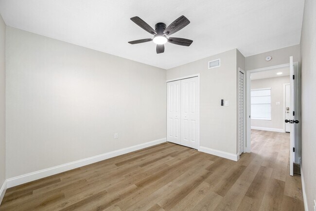 Building Photo - Renovated OVERSIZED 2 Bed/2 Bath at 140 Da...