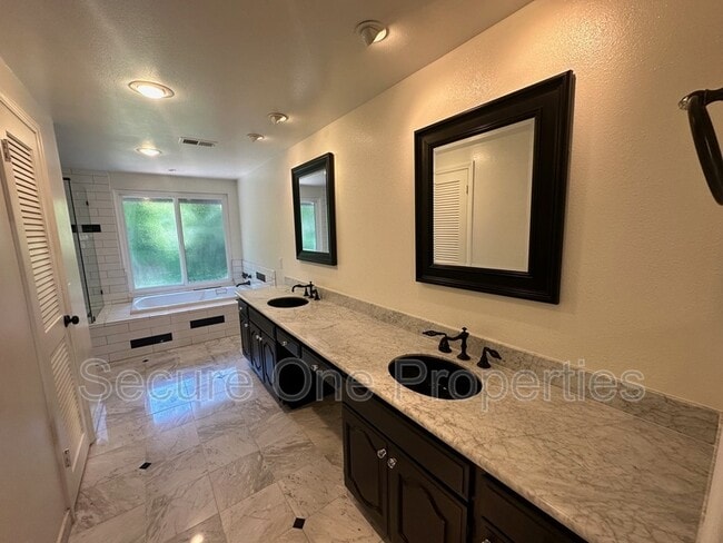 Building Photo - 4671 Club View Dr