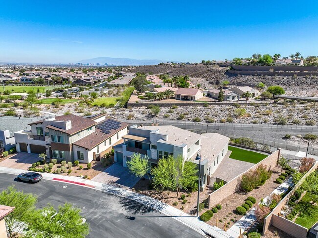 Building Photo - Luxury Living in Inspirada’s Gated Escala Community!