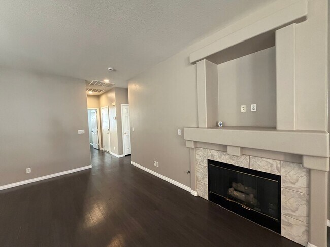 Building Photo - Beautiful 3 Bedroom 2 Bath Single Story Three Bedroom in Spring Mountain Ranch!