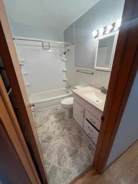 Building Photo - 604 9th St S