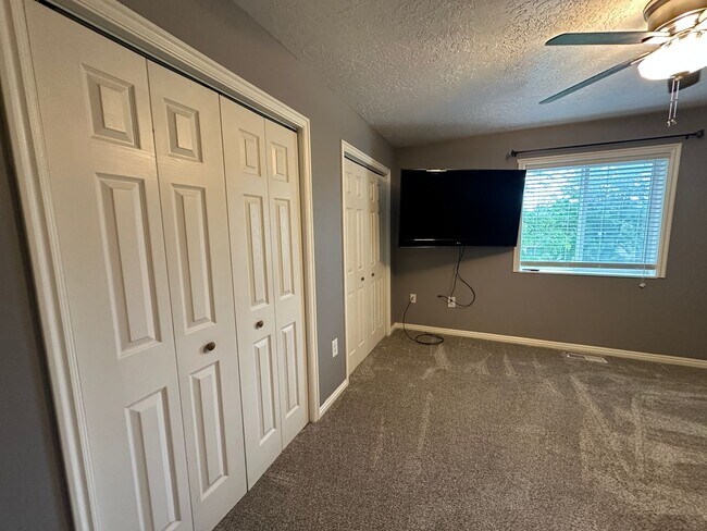 Building Photo - Cute and Cozy 2 Bed, 1.5 Bath Townhome in the Meadows!