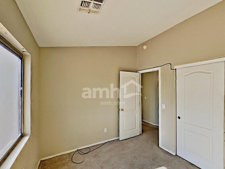 Building Photo - 30300 N Royal Oak Way