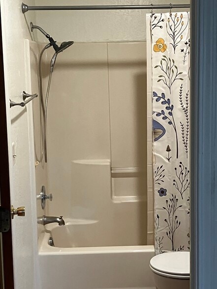 Full bath - 434 S Shepherd St