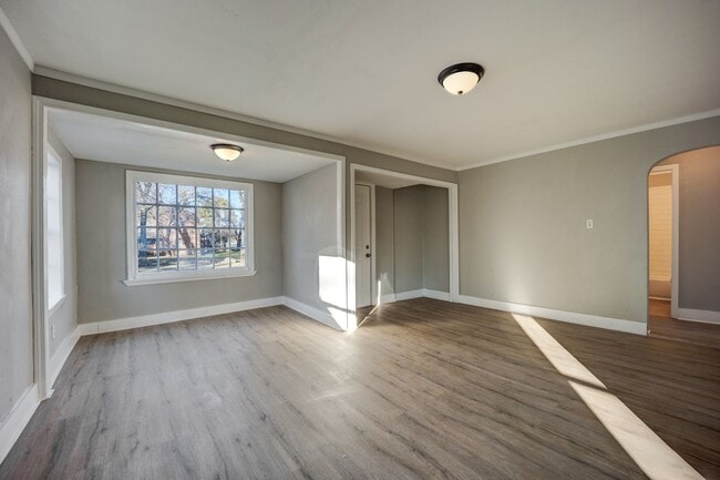 Building Photo - Freshly Updated 2 Bedroom House