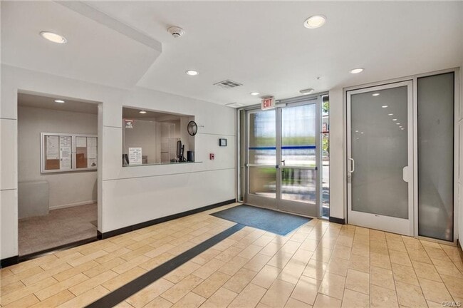 Building Photo - Enjoy the Best of Pasadena from This Beautifully Maintained Condo