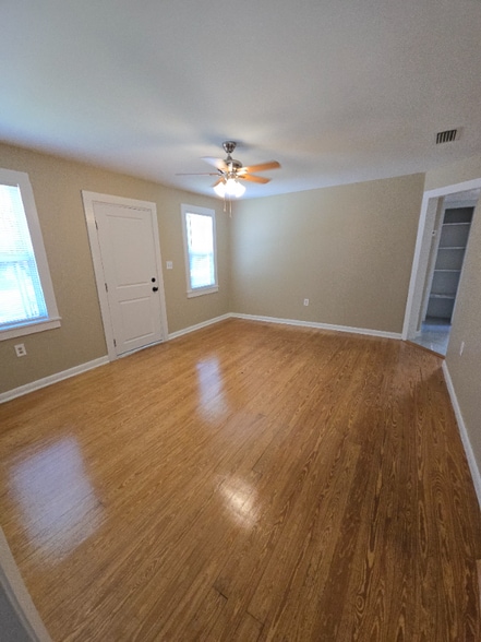 Building Photo - 906 Johns St