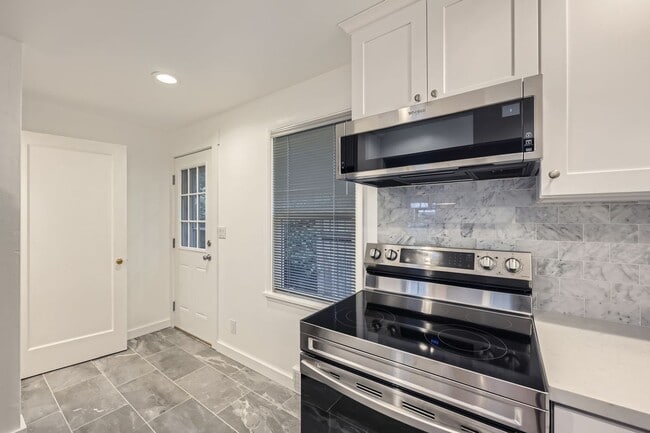 Building Photo - Updated 2bed/1bath Home with Attached Garage in Fremont!!