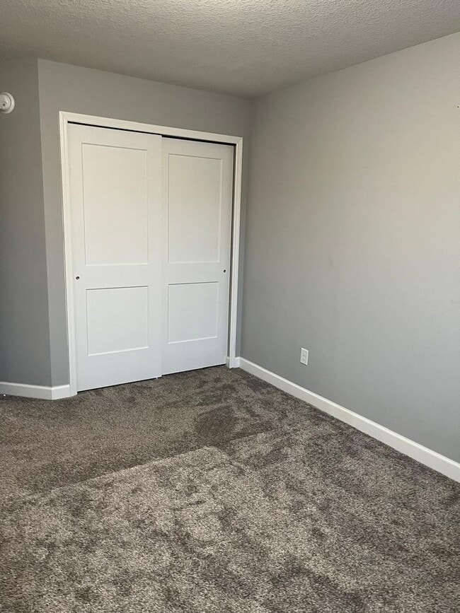 Building Photo - Stunning End Unit 3bed 3bath Townhome in W...