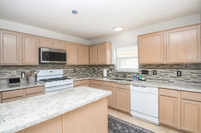 Building Photo - 20506 Lantern Springs Ln