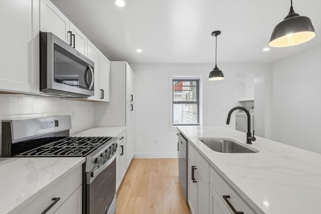 Building Photo - Luxury Rental - South Side Flats