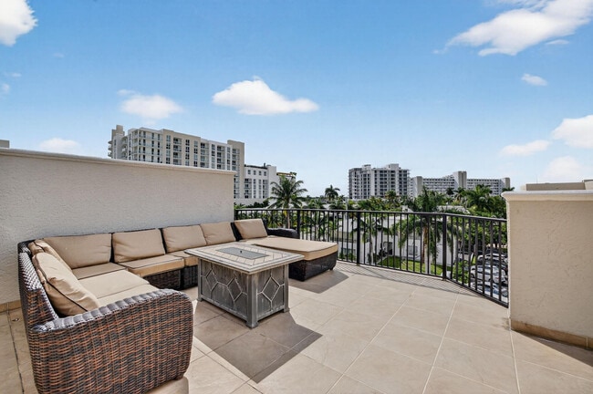 Building Photo - 508 N Birch Rd