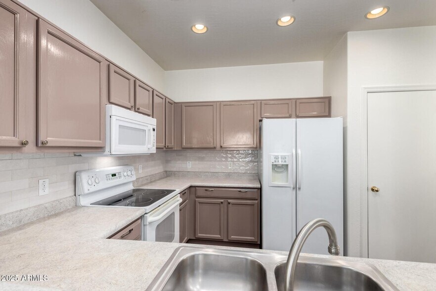 Building Photo - 2556 W Amber Sun Dr