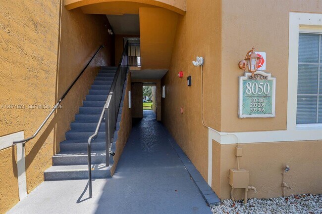 Building Photo - 8050 N Nob Hill Rd