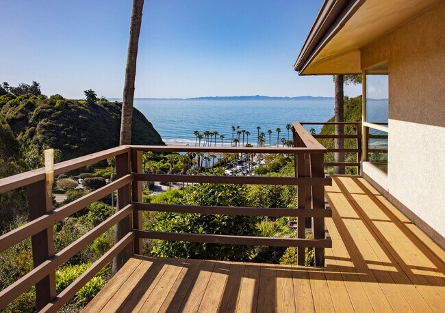 Building Photo - Coastal cottage in prime location and exceptional views!