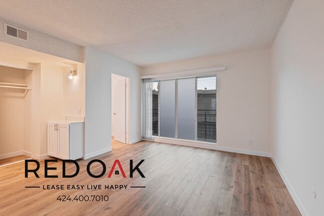 Building Photo - 511 N Kenmore Ave