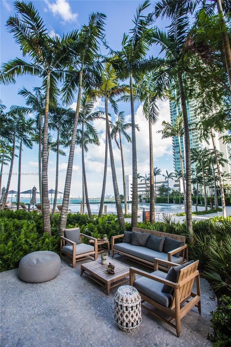 Building Photo - 650 NE 32nd St