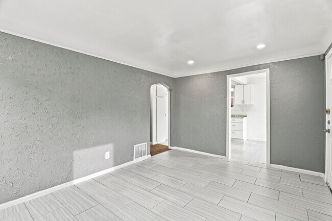 Building Photo - 8650 Greenview Ave