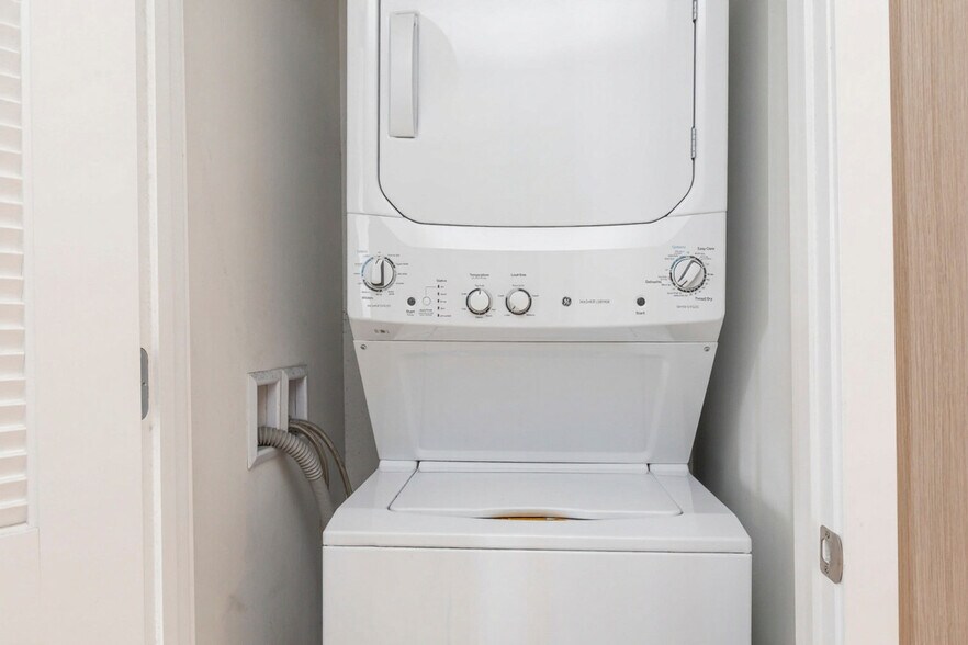 Building Photo - 4010 S Ocean Dr