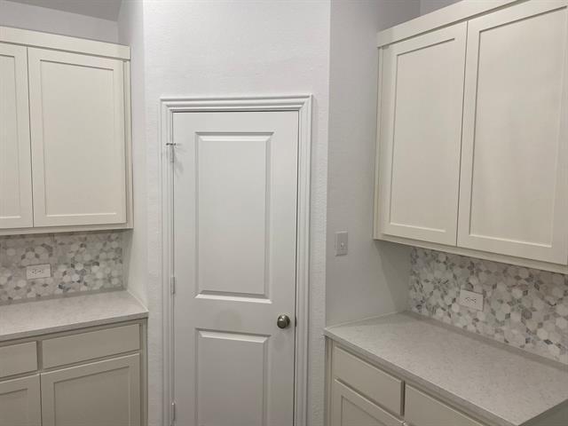 Building Photo - 1613 Pne Vly Dr