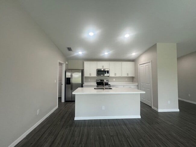 Building Photo - 3 bedroom/ 2 bath in NE Cape Coral- Gator CIrcle - Available Now