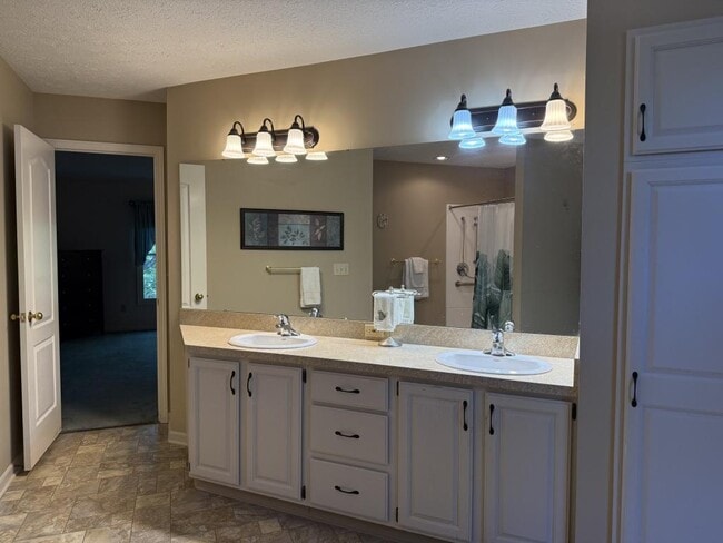 Building Photo - 596 Forest Creek Dr