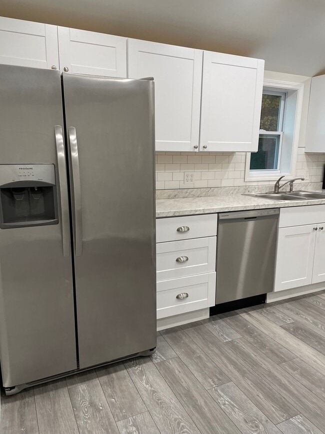 Building Photo - 3 Bedroom, 1 Bath Farmhouse Jamesville-DeWitt School