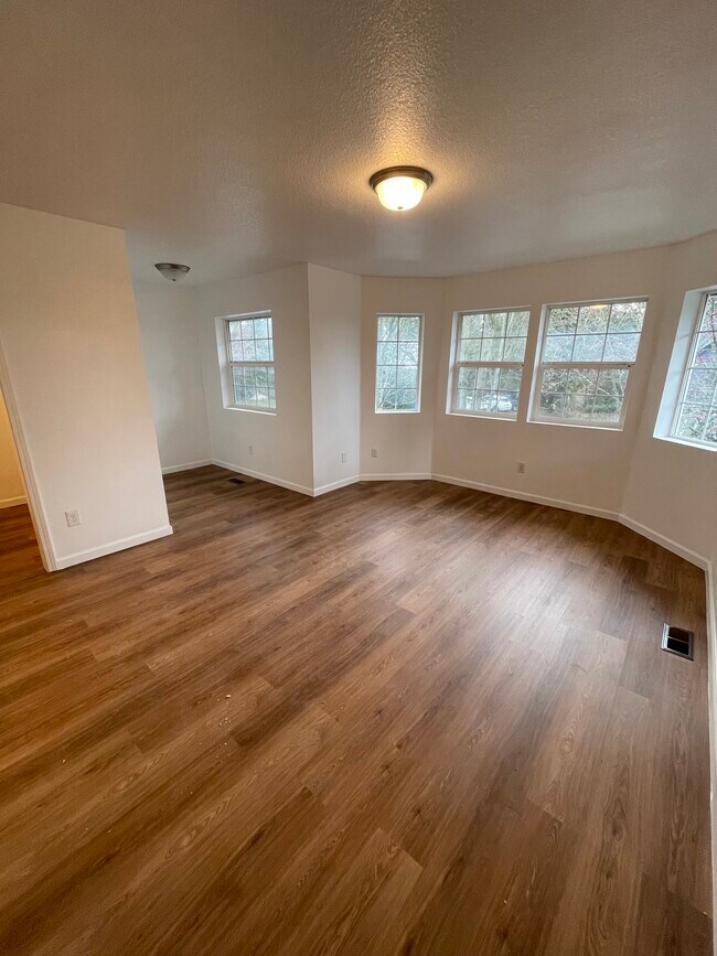 Master Bedroom with office Nook - 4709 NE Leverich Ct