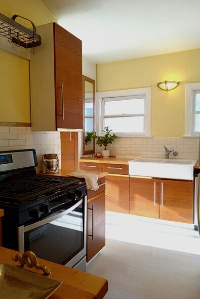 Building Photo - 1070 S Cloverdale Ave