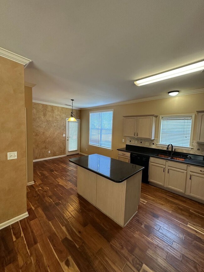 Building Photo - Beautiful 3br/2.5ba home in Harbor Town! B...