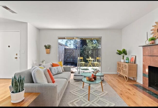 Building Photo - "Charming 1-Bed Santa Cruz Retreat with El...