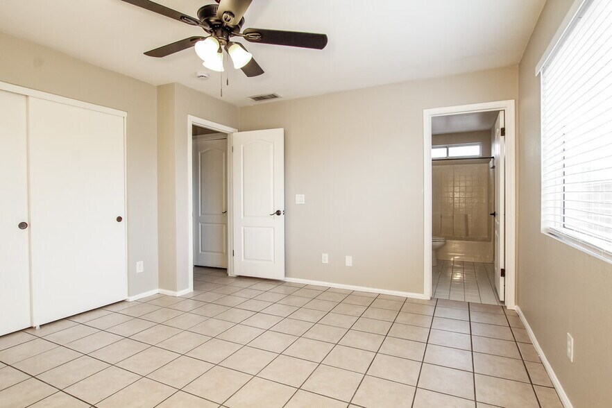 Building Photo - 4218 N 107th Ln