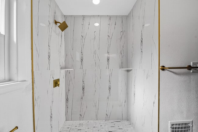 Building Photo - 1667 Valencia Ave