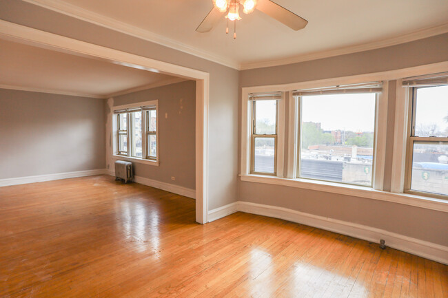 Building Photo - 2420 W Lunt Ave