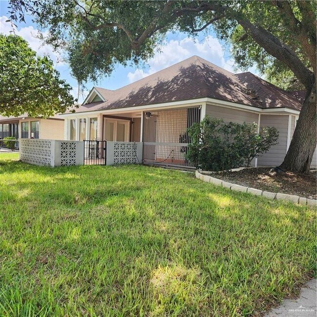 Building Photo - 22 Country Club Dr