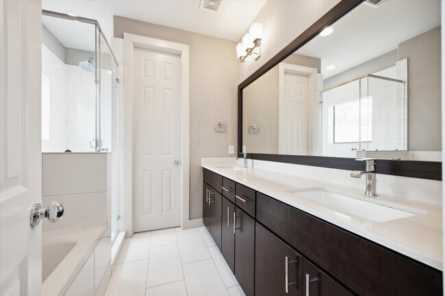 Building Photo - 3212 N MacGregor Way