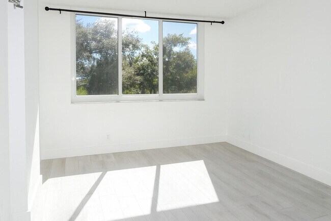 Building Photo - 4200 Hillcrest Dr