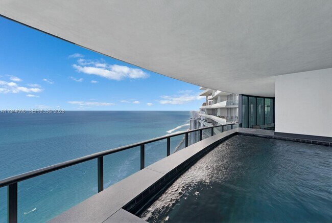 Building Photo - 18555 Collins Ave