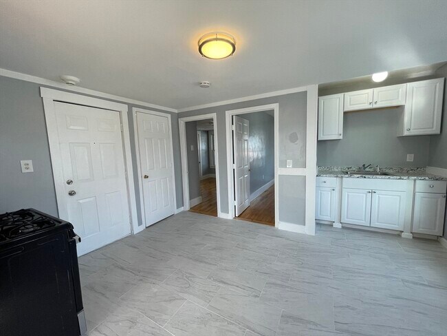 Building Photo - 12 Birch St