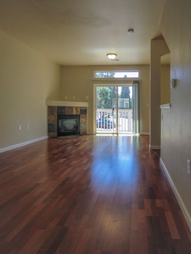 Building Photo - 2 Bedroom Townhome Available Now  !! 2 Wee...
