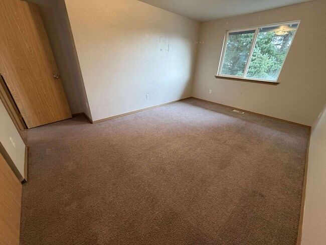 Building Photo - 904 Avalon Ct SE