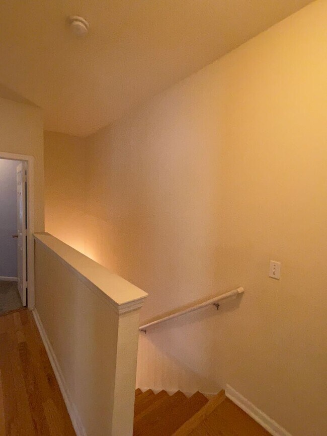 Building Photo - Beautiful 2 bedroom 2.5 bathroom townhome