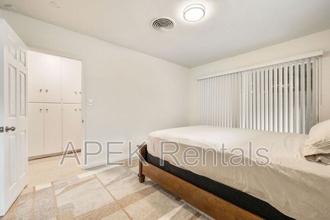 Building Photo - 1425 Vía Soledad