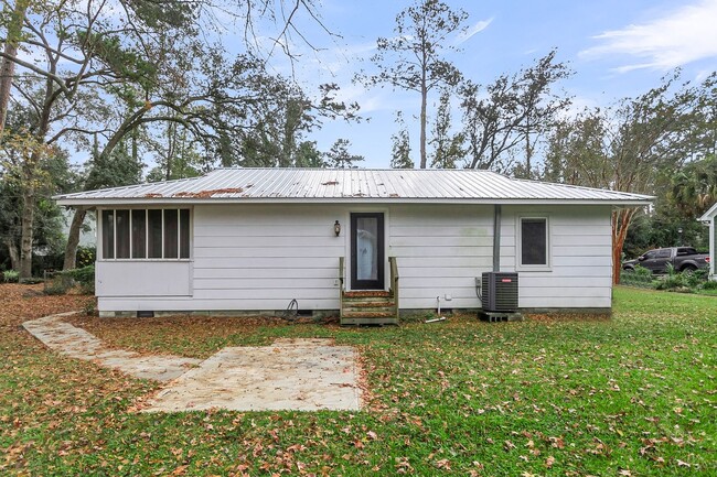 Building Photo - Charming Summerville Home