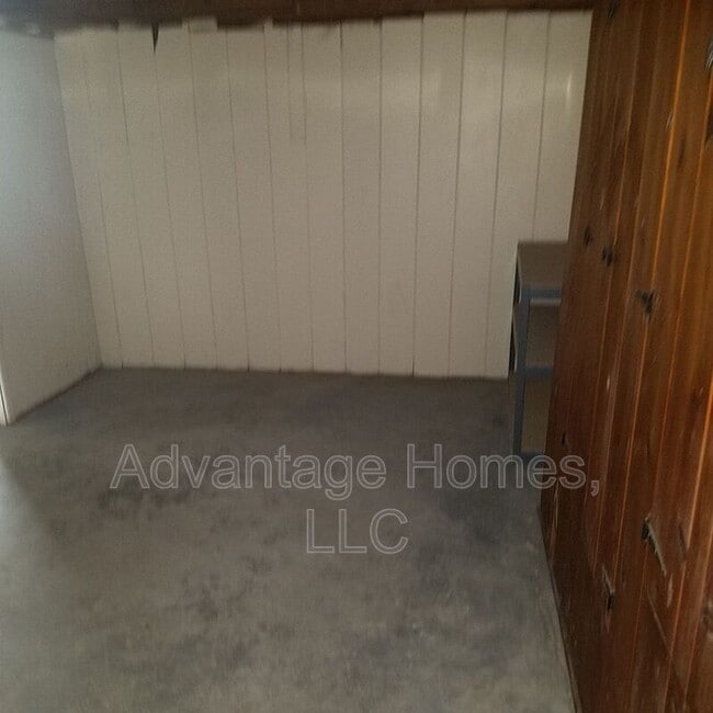 Building Photo - 413 E 63rd Terrace