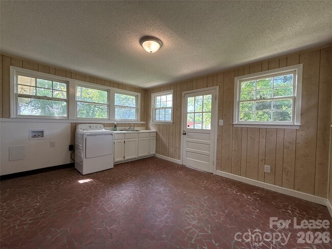 Building Photo - 112 NC-218