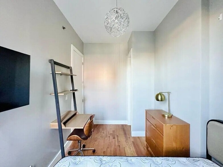 Building Photo - Furnished room/NOT APARTMENT